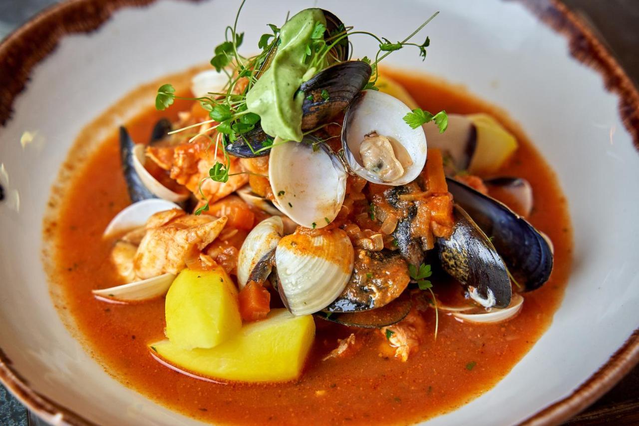 The Bower Inn Бриджвота Экстерьер фото Clam and mussel chowder