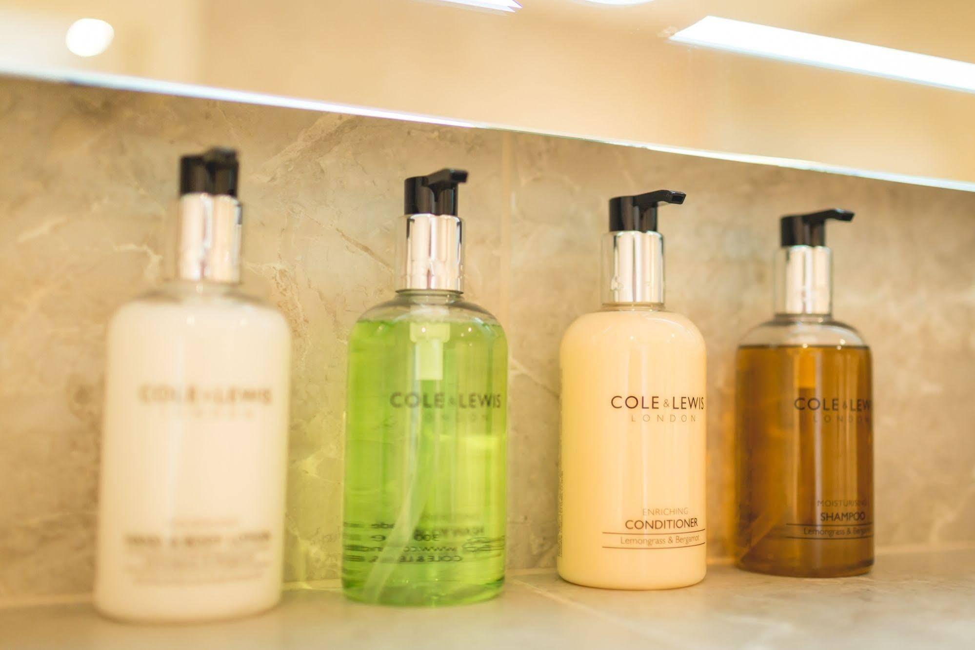 The Bower Inn Бриджвота Экстерьер фото A selection of toiletries
