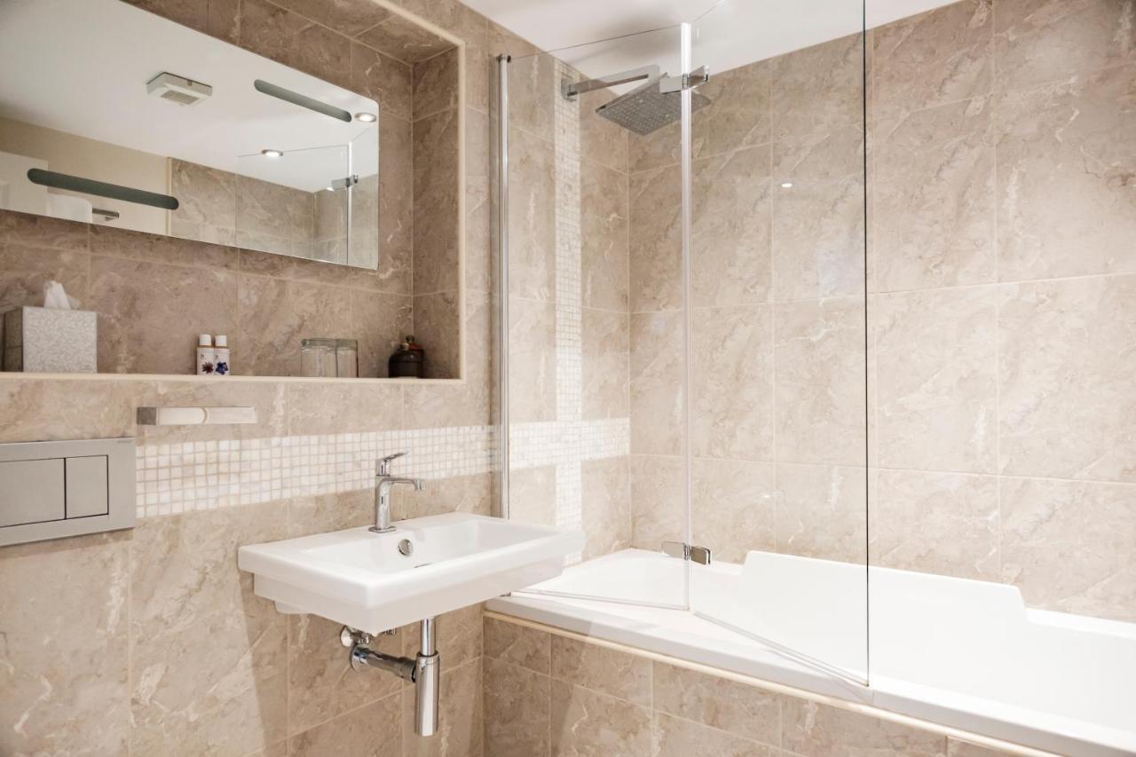 The Bower Inn Бриджвота Экстерьер фото Bathroom with shower screen