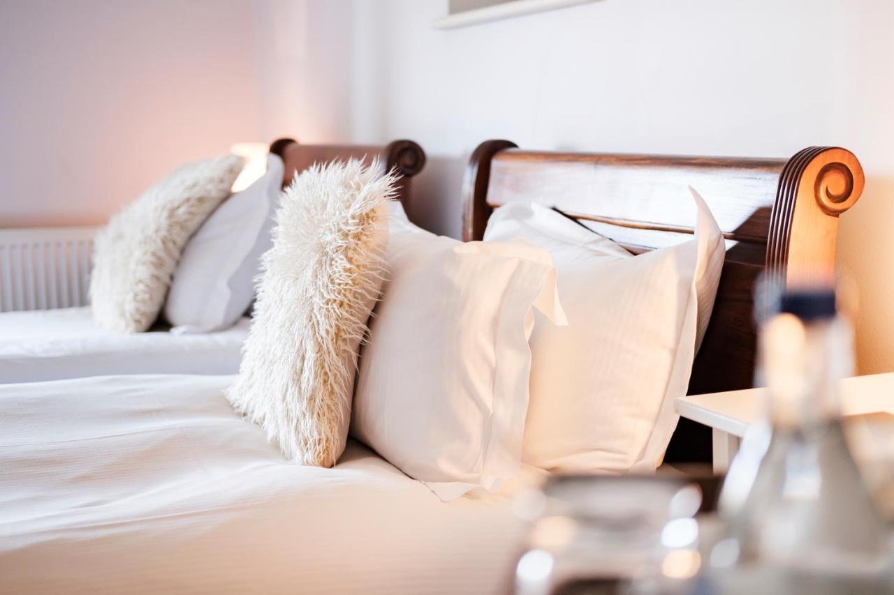 The Bower Inn Бриджвота Экстерьер фото A bed with pillows