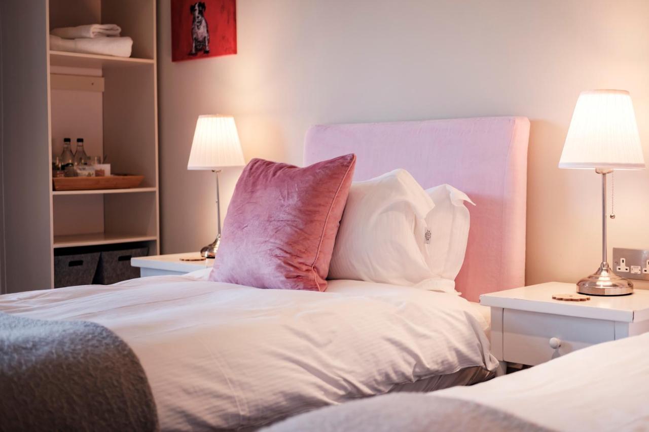 The Bower Inn Бриджвота Экстерьер фото A bed with a headboard