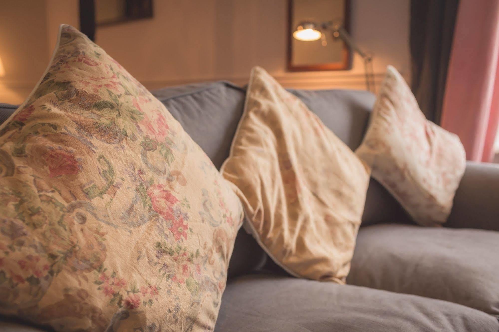 The Bower Inn Бриджвота Экстерьер фото Cushions on a sofa
