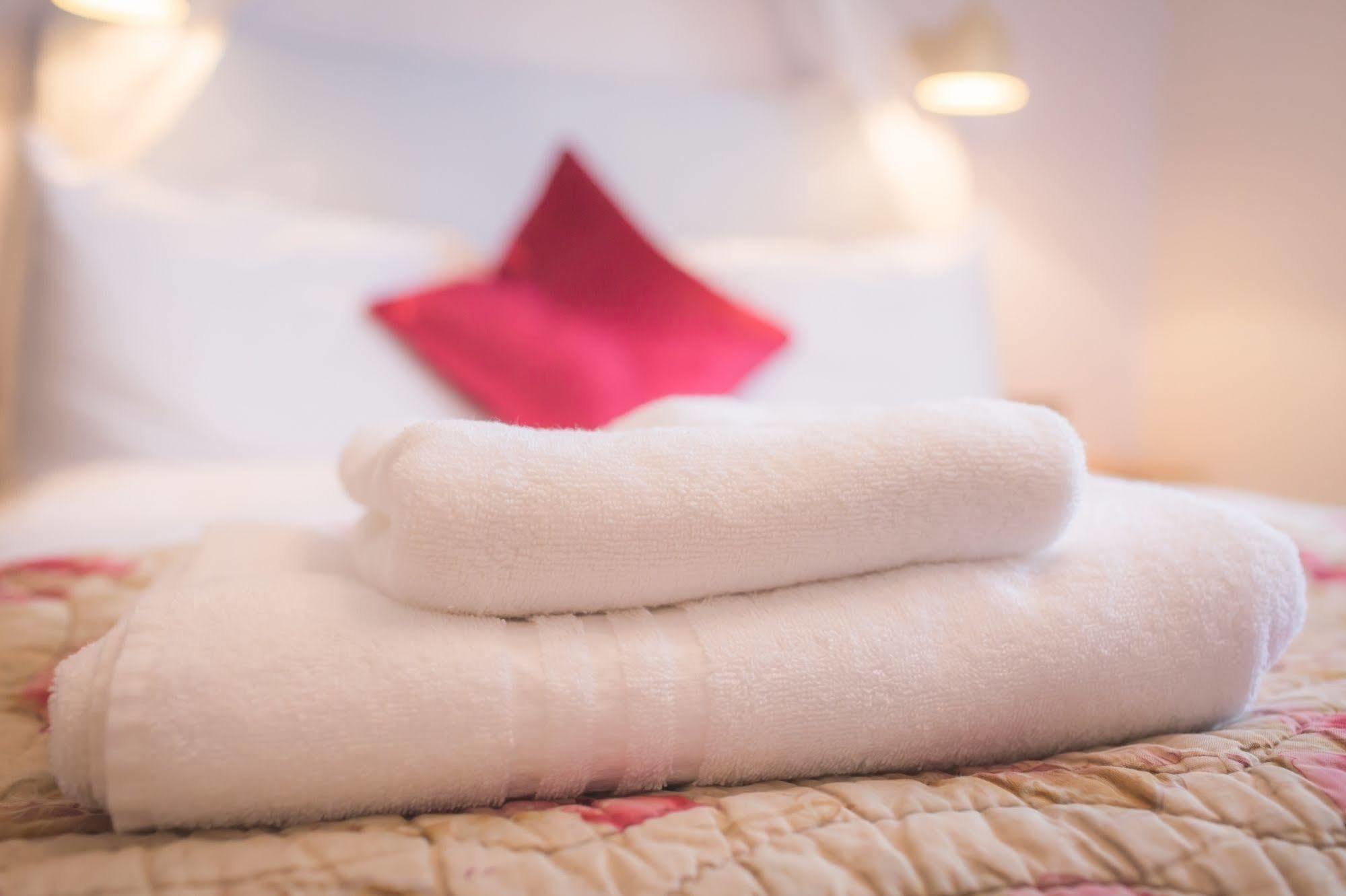 The Bower Inn Бриджвота Экстерьер фото Towels