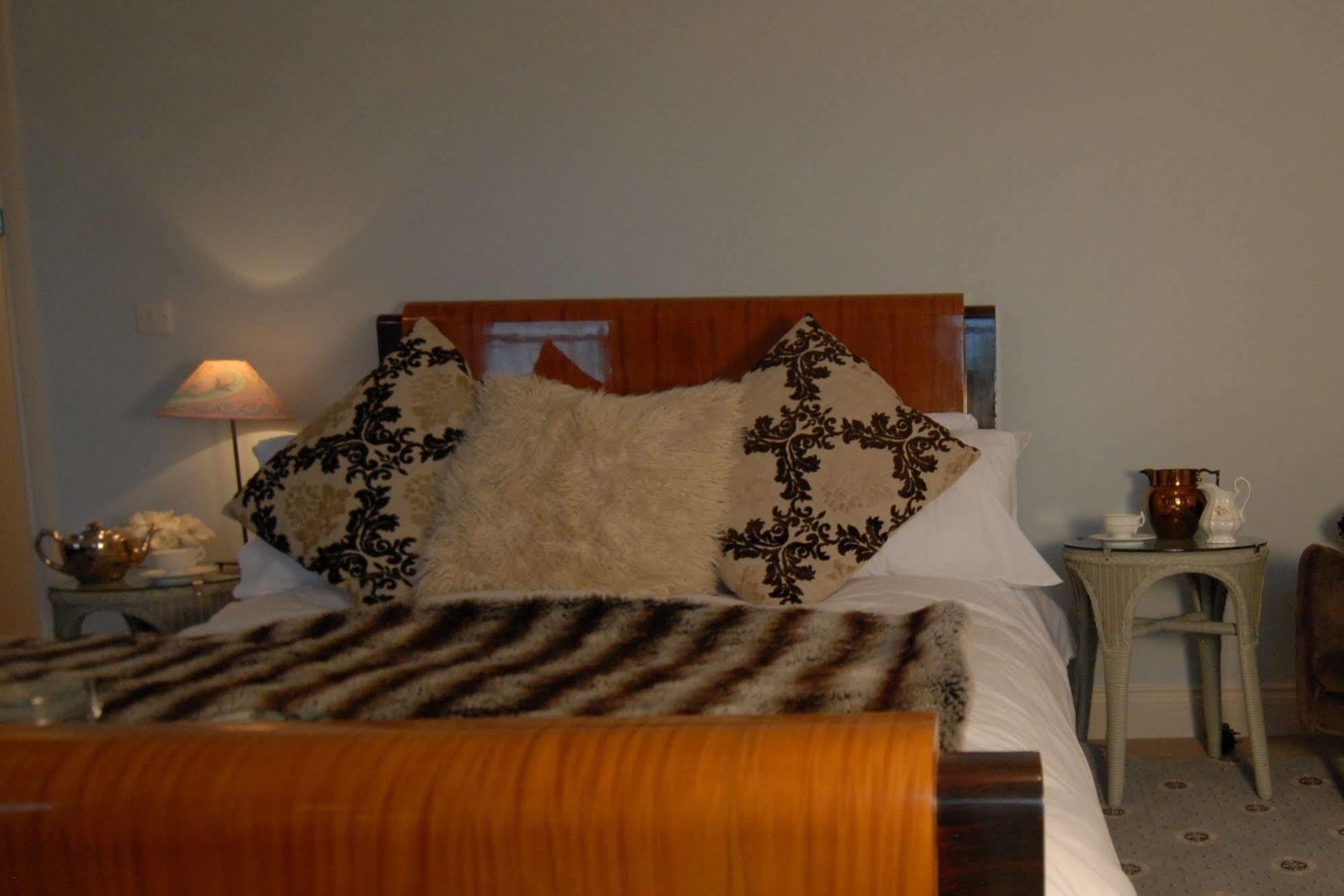 The Bower Inn Бриджвота Экстерьер фото A bed with a mink throw